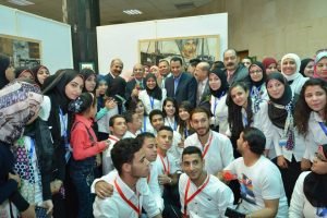 صور جماعية للطلبة مع رئيس الجامعة